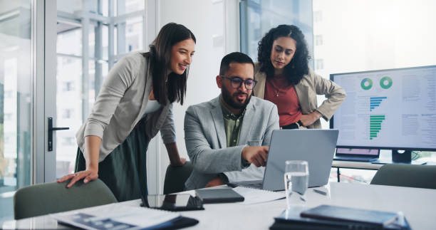 Équipe travaillant ensemble sur des documents